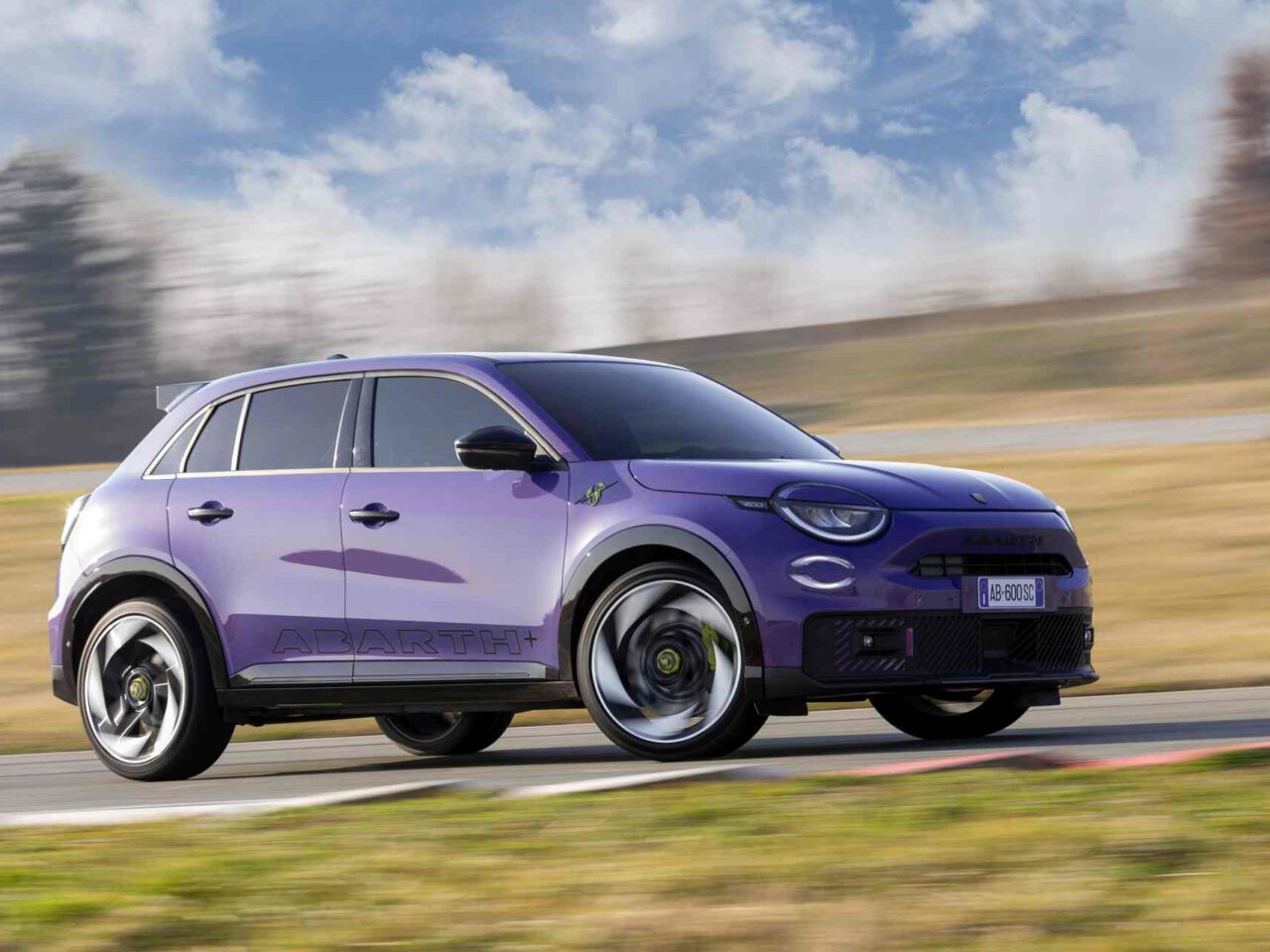 Pittig: De eerste foto’s van de Abarth 600e ...