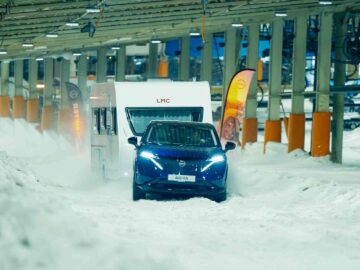VIDEO: Nissan Ariya sleept caravan omhoog op skipiste in Landgraaf ...