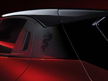 Close-up van de strakke designlijnen en het dakdetail van een moderne Alfa Romeo MILANO-auto.