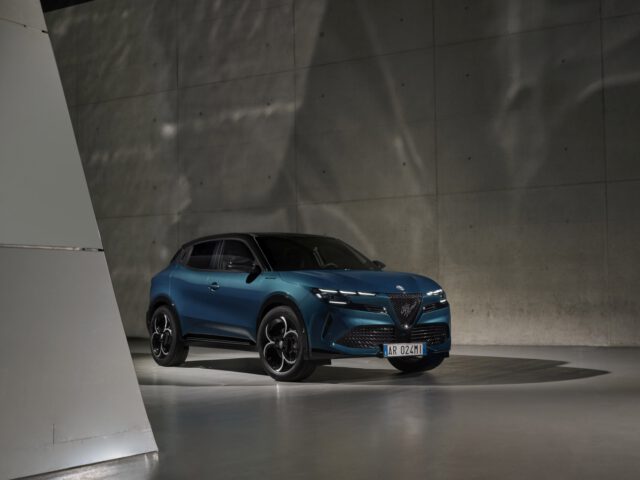 Een blauwe Alfa Romeo SUV geparkeerd in een modern gebouw, met een dynamisch ontwerp en strakke koplampen.