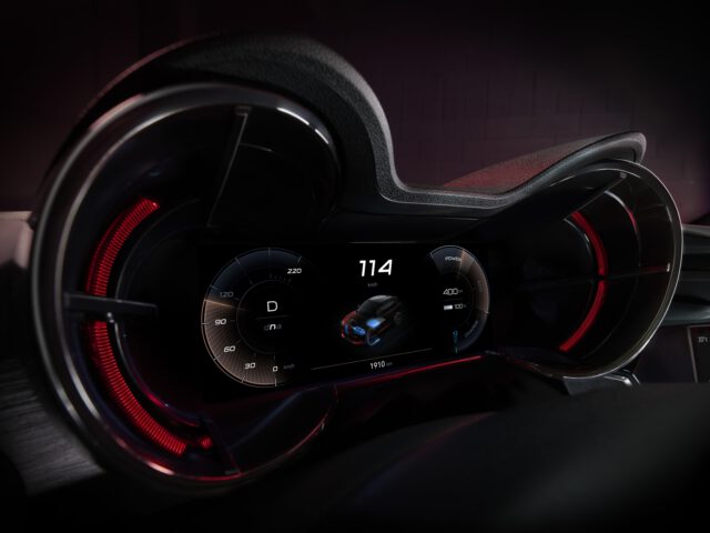 Het digitale dashboard van een modern voertuig, met de esthetiek van Alfa Romeo Milano, dat snelheid en versnelling weergeeft met futuristische designelementen.