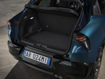 SUV Alfa Romeo bleu avec coffre ouvert et espace de chargement spacieux.