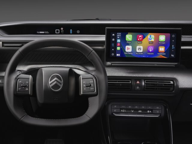 Citroën C3 modern autodashboard met stuur en touchscreen infotainmentsysteem.