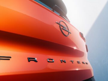 Close-up van de oranje grille van een auto-SUV met het woord 'Frontera' erop gedrukt.