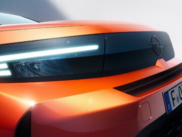 Close-up van de achterkant van een moderne auto-SUV met LED-achterlichten en oranje verfafwerking, met name de Opel Frontera.