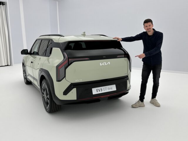 Kia EV3 met AutoRAI-presentator Bart Oostvogels