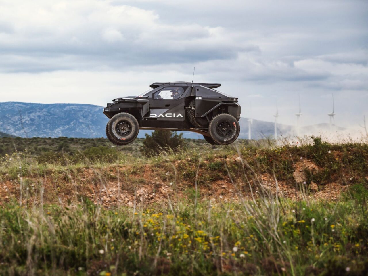In actie: deze Dacia gaat de Dakar-rally rijden ...