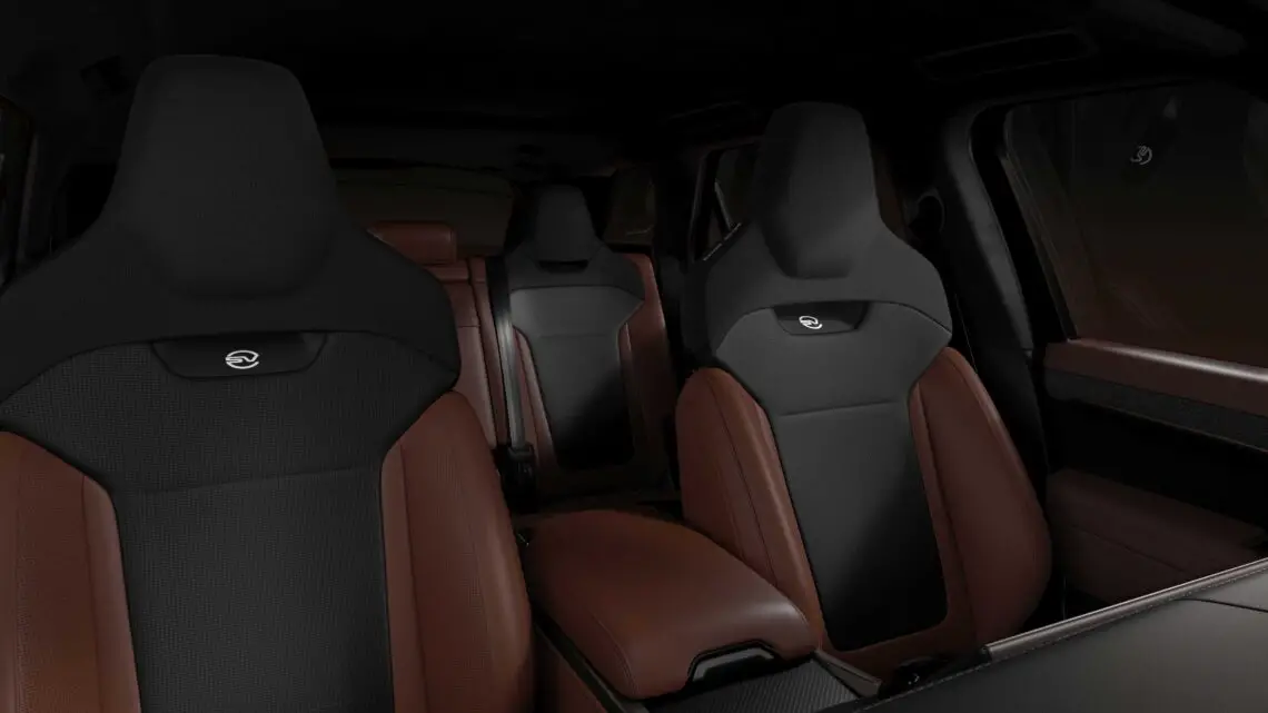 Innenansicht eines Range Rover mit braunen und schwarzen Ledersitzen mit ergonomischem Design und Kopfstützen, wobei die neuen Ausstattungen diesem Fahrzeug das Gefühl geben, von einem anderen Planeten zu kommen.