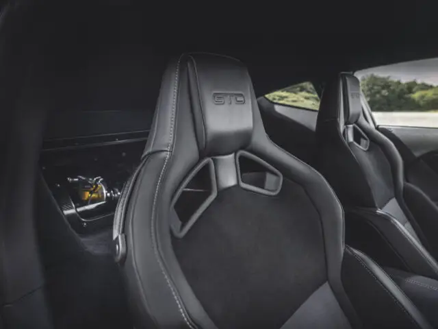 Vue de l'intérieur d'une Ford Mustang GTD, avec deux sièges noirs de style compétition avec des dossiers hauts et la mention 