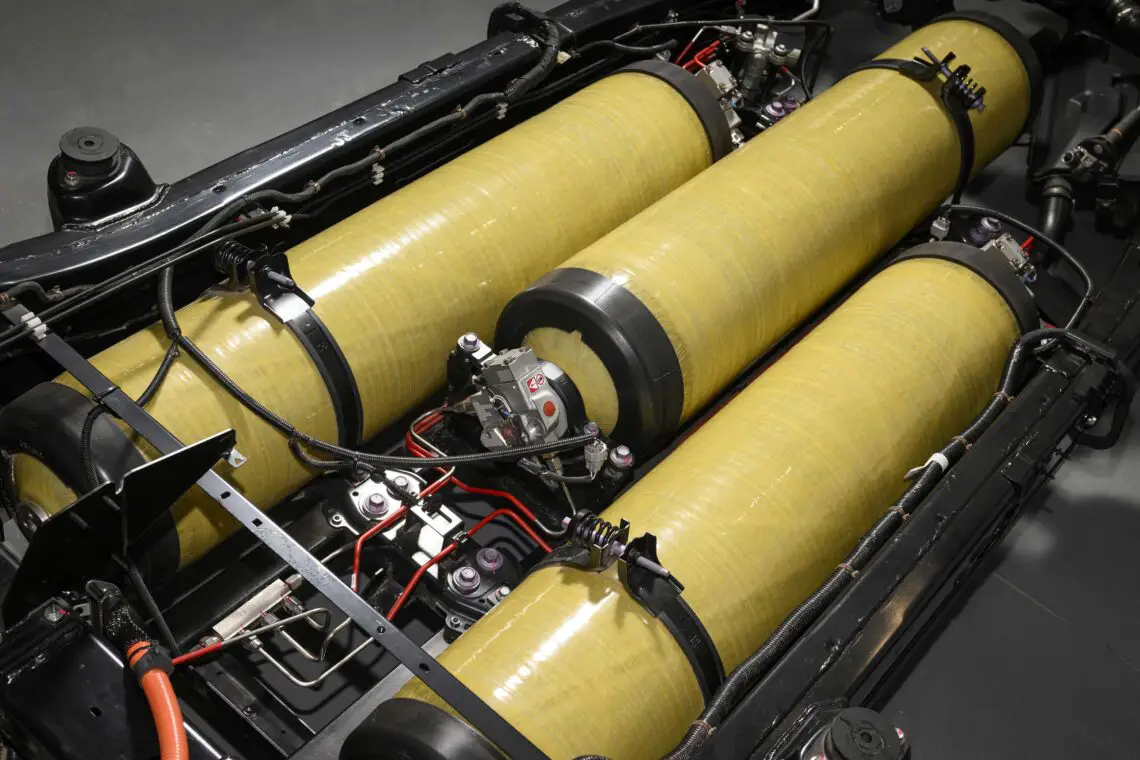 Le Hilux à hydrogène est équipé de piles à hydrogène et de cylindres de stockage à haute pression parfaitement intégrés au châssis de Toyota.