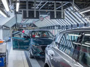 Auto’s die op een productielijn in een moderne autofabriek worden geassembleerd, net zoals de Nissan Qashqai-modellen die in Sunderland van de band rollen, benadrukken de naadloze integratie van geavanceerde technologie en precisie-engineering.