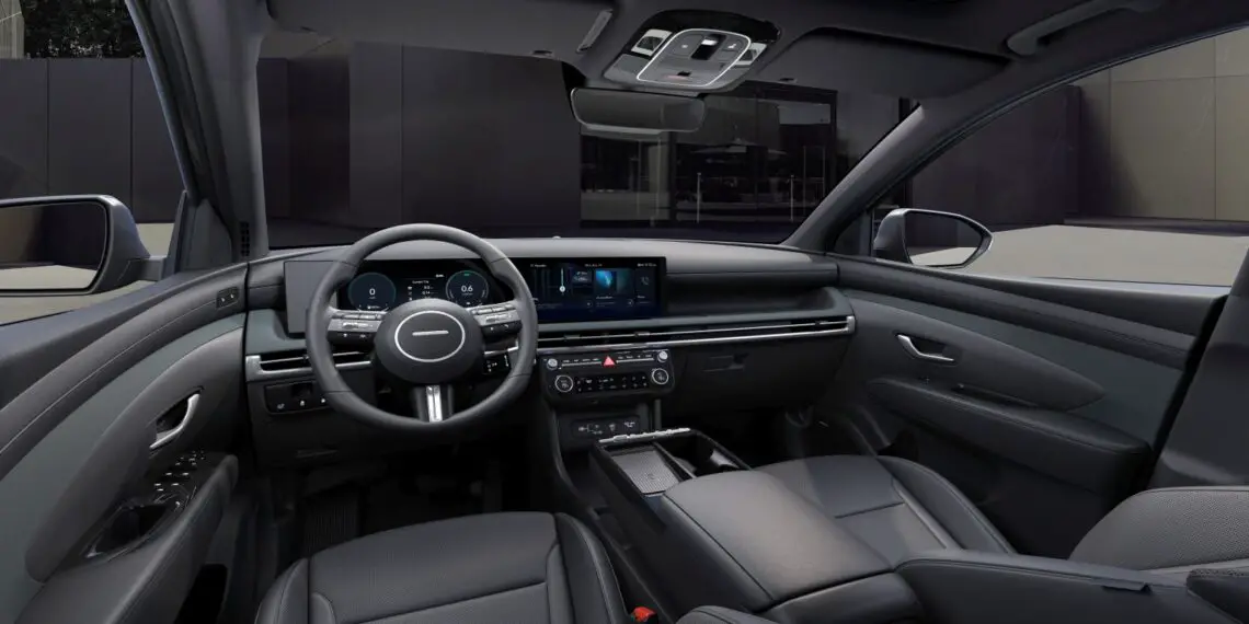 De nieuwe Hyundai Tucson beschikt over een modern auto-interieur met een digitaal dashboard, een strak ontwerp en een touchscreen middenconsole met klimaatregeling en media-opties. Zwart lederen stoelen en sfeerverlichting accentueren de nieuw gefacelifte ruimte.