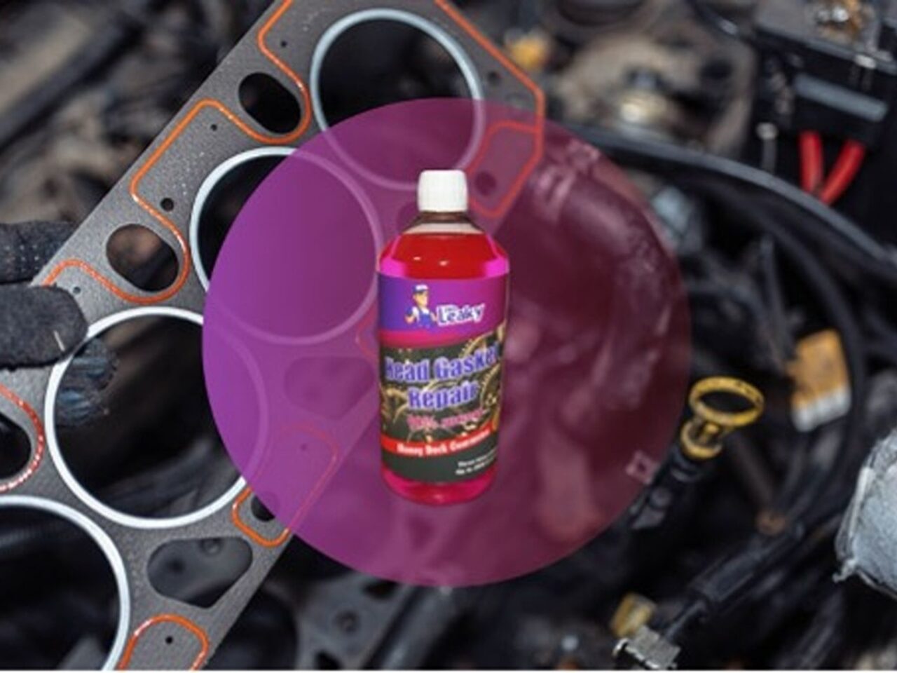 Op de voorgrond wordt een fles motorreparatievloeistof getoond, terwijl op de achtergrond een gehandschoende hand een pakking van de motor van een auto vasthoudt, wat illustreert hoe je eenvoudig een koppakking kunt repareren zonder demontage.