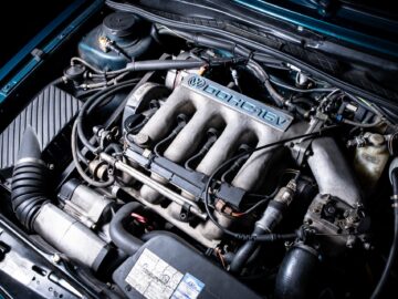 Close-up image of a Volkswagen DOHC 16V engine in a Golf, capturing the minute details in true reporter style.