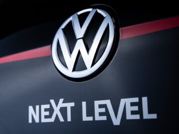 Nahaufnahme des Volkswagen Logos über dem Text 