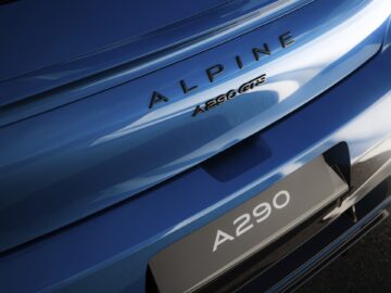 Close-up van de achterkant van een blauwe Alpine A290 GTS elektrische hot hatchback, met de "ALPINE" en "A290 GTS" badges boven de achterste kentekenplaat, waarop staat "A290.