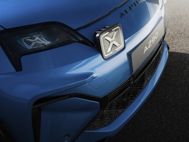 Close-up van de voorkant van een blauwe Alpine A290, met de nadruk op het logo op de grille en gedetailleerde koplampen, legt de essentie vast van deze elektrische hot hatchback die geworteld is in de geest van de Renault 5.