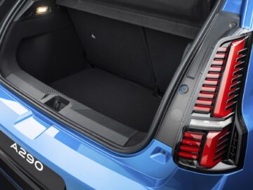 Open kofferbak van een blauwe Alpine A290, met een leeg en schoon interieur met zichtbare achterlichten.
