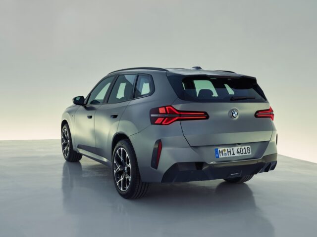 Le nouveau SUV BMW X3 gris mat, photographié de trois quarts à l'arrière, montre ses feux arrière distinctifs et une plaque d'immatriculation portant la mention 