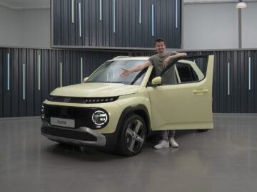 Bart Oostvogels van AutoRAI.nl met de nieuwe Hyundai INSTER