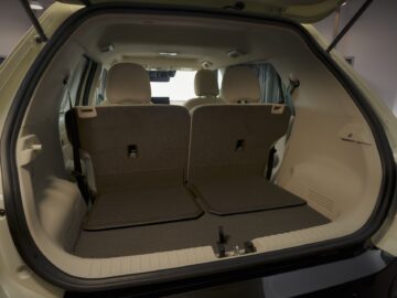 Het interieur van de Hyundai INSTER SUV met neergeklapte achterbank, waardoor er voldoende laadruimte is.