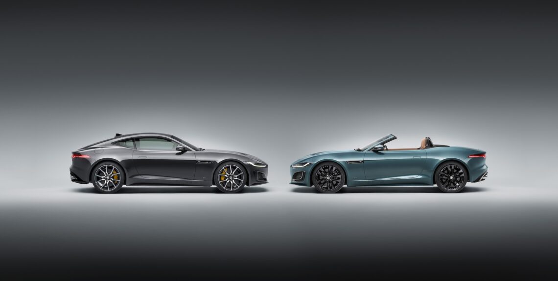Deux voitures de sport se tiennent côte à côte, un coupé gris à gauche et un cabriolet Jaguar F-Type vert avec le capot baissé à droite, sur un fond gris uni.