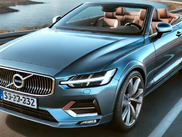 Een metallic blauwe cabriolet met een lichtbruin leren interieur staat geparkeerd op een kustweg met water op de achtergrond. Op het kenteken van de auto staat "SJ-22-232".