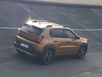 Un SUV Fiat Grande Panda marron immatriculé 