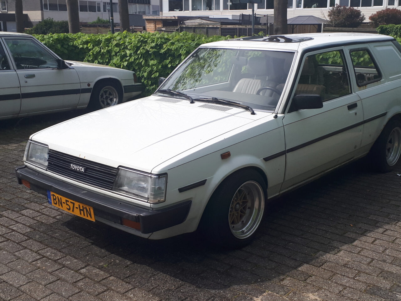 Gespot: een Mazda 929 en een Toyota Corolla ...
