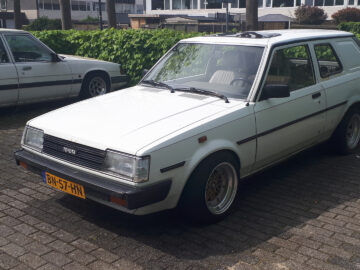Gespot: een Mazda 929 en een Toyota Corolla ...