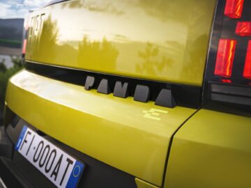 Nahaufnahme des Hecks eines gelben Fiat Grande Panda mit einem europäischen Kennzeichen.