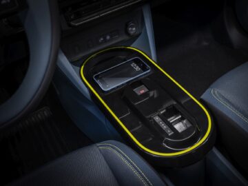 La console centrale d'une voiture avec un smartphone affichant 