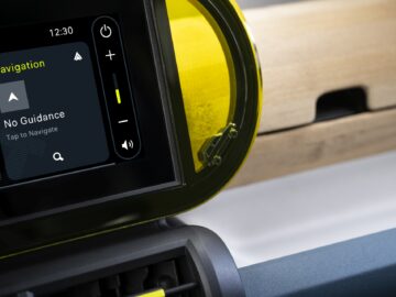 Gros plan du tableau de bord de la Fiat Grande Panda montrant un écran de navigation avec le message 