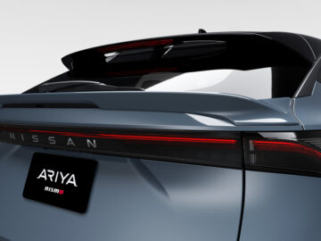 Achteraanzicht van een sportieve toer Nissan ARIYA Nismo elektrisch voertuig met een strak ontwerp met scherpe, moderne achterlichten en een spoiler. Op het kenteken is de Nismo-badge zichtbaar.