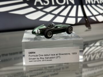 Maqueta del coche de Fórmula 1 DBR4, que debutó en Silverstone en 1959 y fue pilotado por Roy Salvadori y terminó en segundo lugar. Presentada en un soporte transparente con una etiqueta descriptiva, esta pieza creará sin duda un efecto sorpresa como parte de cualquier colección o reportaje fotográfico sobre la historia del automovilismo.