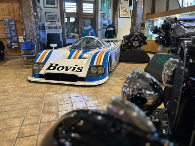 Een raceauto met het merk "Bovis" is te zien in het Heritage Trust Museum, omringd door andere autotentoonstellingen, waaronder motoren en memorabilia. Op de tentoonstelling is ook een Aston Martin te zien, waardoor het voor liefhebbers een boeiende fotoreportagemogelijkheid is.