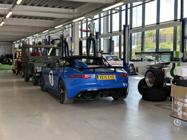 In een reportage van het British Motor Museum staat tijdens ons bezoek een blauwe cabriolet-sportwagen met kenteken VE15 EVD in een garage naast andere voertuigen en uitrusting geparkeerd.