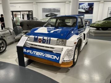 Tijdens een recent bezoek aan het British Motor Museum viel een wit-blauwe raceauto met het opschrift 'COMPUTERVISION' op. Met zijn prominente voorbumper en Michelin-logo's staat hij trots tentoongesteld, vergezeld van een informatiestand die zijn geschiedenis vertelt.