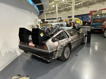 Een DeLorean-auto die is aangepast om op de tijdmachine uit de film "Back to the Future" te lijken, is te zien in het British Motor Museum. Deze unieke tentoonstelling nodigt museumbezoekers uit om een stap terug in de tijd te nemen door een stukje filmgeschiedenis, wat een onvergetelijke reportagemogelijkheid oplevert.