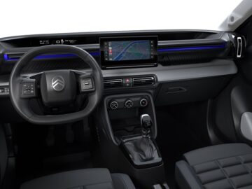 Het interieur van een moderne auto, zoals de Uitrusting Citroën C3, is voorzien van een digitaal dashboard, een stuur met bedieningselementen, een touchscreen-display met een kaart en zwarte bekleding met blauwe accentverlichting.