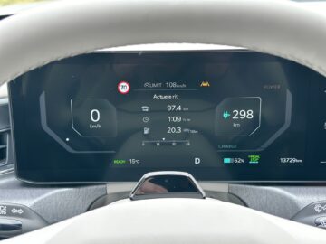 Het digitale autodashboard in de Kia EV9 RWD 2024 toont een snelheidslimiet van 108 km/u, huidige snelheid van 0 km/u, ritafstand van 97,4 km, duur van 1:09, gemiddeld verbruik van 20,3 kWh/100 km, opladen op 62% en een totale kilometerstand van 13729 km.