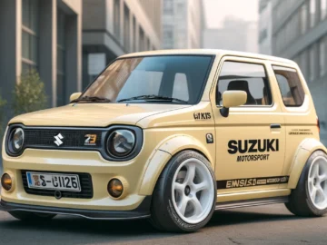 Een gele Suzuki Motorsports-auto, waarschijnlijk een Suzuki Ignis Sport met sportieve emblemen en witte wielen, staat geparkeerd in een stadsstraat. Gebouwen omzomen de achtergrond.