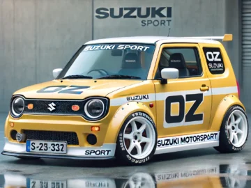 Een op maat gemaakte gele Suzuki Ignis Sport met witte race-emblemen, OZ-wielen en een spoiler staat geparkeerd op nat wegdek voor een betonnen muur met het Suzuki Sport-logo.