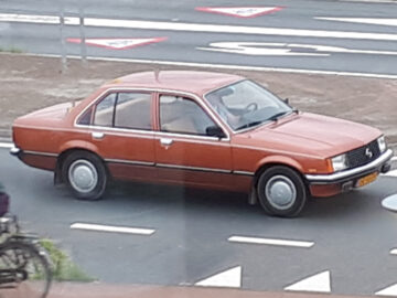 Gespot: een Opel Rekord ...