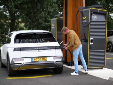 Reportage: Midden in de zomervakantie met de snelst ladende elektrische auto naa ...