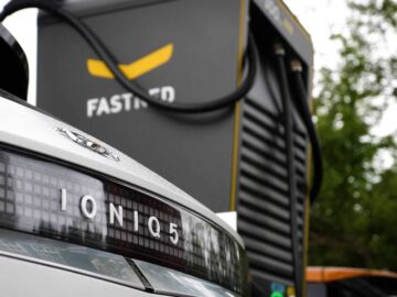 Reportage: Midden in de zomervakantie met de snelst ladende elektrische auto naa ...