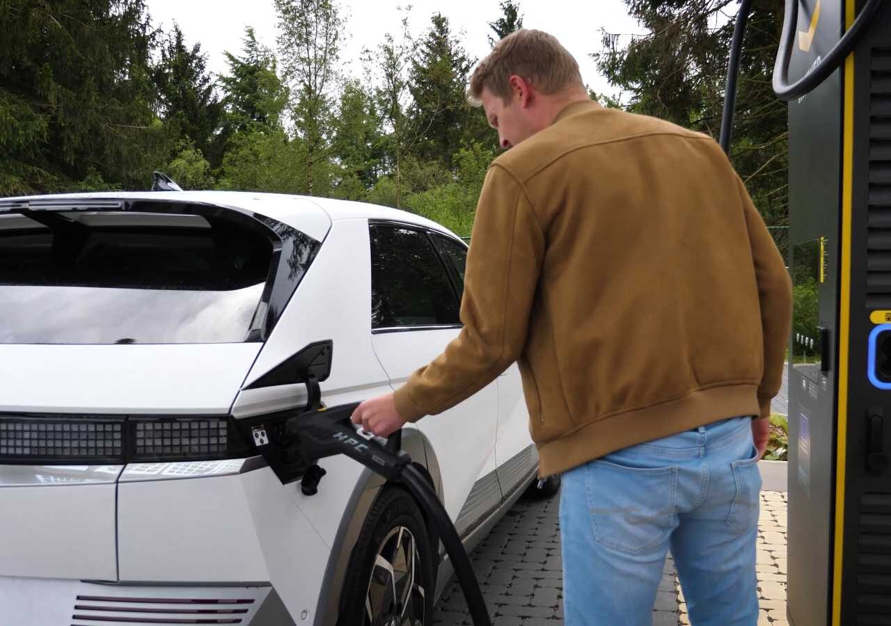Reportage: Midden in de zomervakantie met de snelst ladende elektrische auto naa ...
