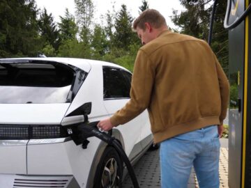 Reportage: Midden in de zomervakantie met de snelst ladende elektrische auto naa ...