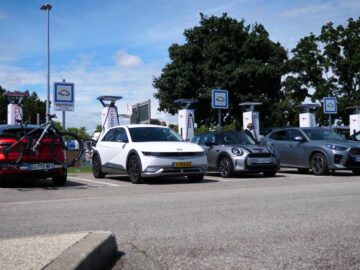 Reportage: Midden in de zomervakantie met de snelst ladende elektrische auto naa ...