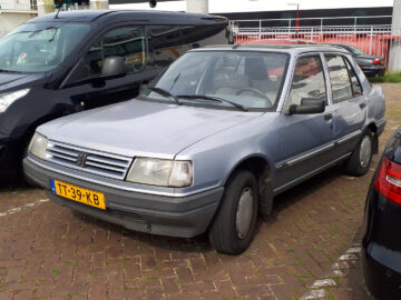 Gespot: een Peugeot 309 uit 1988 ...